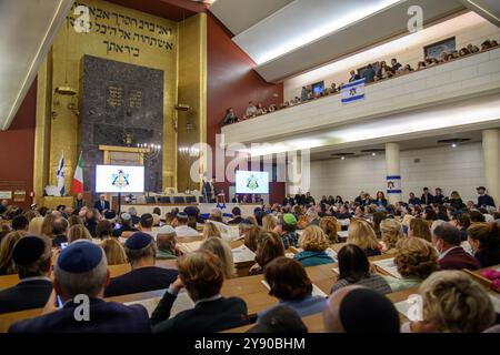 Mailand, Mailand. Oktober 2024. Evento 'UN anno dal Pogrom - Il dramma dei Rapiti e la nuova ondata di antisemitismo', organizzato dalla Comunità Ebraica milanese presso la Sinagoga Centrale - Lunedì 07 Ottobre 2024 (Foto Claudio Furlan/Lapresse) Veranstaltung „ein Jahr seit dem Pogrom - das Drama der Entführten und die neue Welle des Antisemitismus“, organisiert von Mailand Furagoga Centrale in der Central Synagogue, Montag/2024 Stockfoto