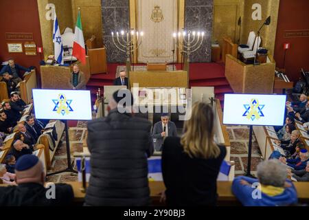 Mailand, Mailand. Oktober 2024. Evento 'UN anno dal Pogrom - Il dramma dei Rapiti e la nuova ondata di antisemitismo', organizzato dalla Comunità Ebraica milanese presso la Sinagoga Centrale - Lunedì 07 Ottobre 2024 (Foto Claudio Furlan/Lapresse) Veranstaltung „ein Jahr seit dem Pogrom - das Drama der Entführten und die neue Welle des Antisemitismus“, organisiert von Mailand Furagoga Centrale in der Central Synagogue, Montag/2024 Stockfoto