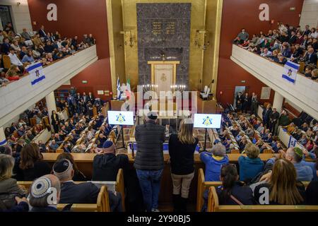 Mailand, Mailand. Oktober 2024. Evento 'UN anno dal Pogrom - Il dramma dei Rapiti e la nuova ondata di antisemitismo', organizzato dalla Comunità Ebraica milanese presso la Sinagoga Centrale - Lunedì 07 Ottobre 2024 (Foto Claudio Furlan/Lapresse) Veranstaltung „ein Jahr seit dem Pogrom - das Drama der Entführten und die neue Welle des Antisemitismus“, organisiert von Mailand Furagoga Centrale in der Central Synagogue, Montag/2024 Stockfoto