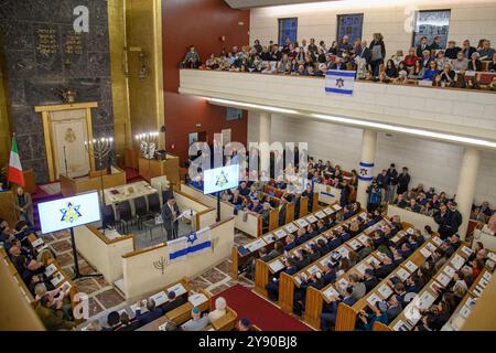 Mailand, Mailand. Oktober 2024. Evento 'UN anno dal Pogrom - Il dramma dei Rapiti e la nuova ondata di antisemitismo', organizzato dalla Comunità Ebraica milanese presso la Sinagoga Centrale - Lunedì 07 Ottobre 2024 (Foto Claudio Furlan/Lapresse) Veranstaltung „ein Jahr seit dem Pogrom - das Drama der Entführten und die neue Welle des Antisemitismus“, organisiert von Mailand Furagoga Centrale in der Central Synagogue, Montag/2024 Stockfoto