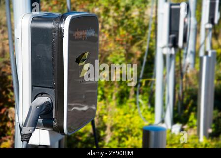 Worcester, England, UK-17. September 2024: Eine EV-Ladestation, die draußen steht und einsatzbereit ist, an einer Ladestation für öffentliche Elektrofahrzeuge innerhalb einer Eisenbahn Stockfoto