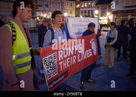 Koblenz, Deutschland. Oktober 2024. Die Teilnehmer einer Demonstration gegen Antisemitismus halten am Jahrestag des Angriffs der Hamas auf Israel ein Banner mit der Aufschrift "Lauf um ihr Leben". Quelle: Thomas Frey/dpa/Alamy Live News Stockfoto