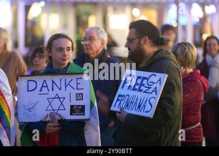 Koblenz, Deutschland. Oktober 2024. Teilnehmer einer Demonstration gegen Antisemitismus halten Schilder mit der Aufschrift "Freies Gaza von der Hamas" zum Jahrestag des Angriffs der Hamas auf Israel. Quelle: Thomas Frey/dpa/Alamy Live News Stockfoto