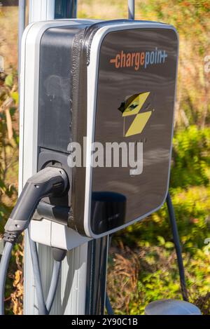 Worcester, England, UK-17. September 2024: Eine EV-Ladestation, die draußen steht und einsatzbereit ist, an einer Ladestation für öffentliche Elektrofahrzeuge innerhalb einer Eisenbahn Stockfoto