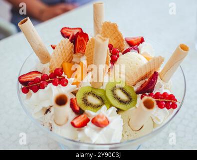 Eine riesige Tasse Eis mit zwei Eiskilos. Stockfoto