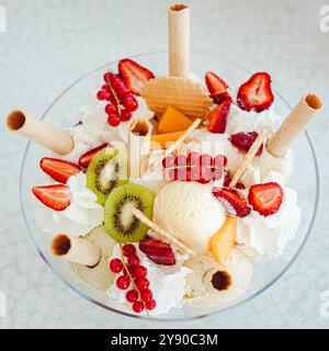 Eine riesige Tasse Eis mit zwei Eiskilos. Stockfoto