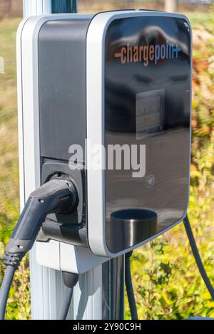 Worcester, England, UK-17. September 2024: Eine EV-Ladestation, die draußen steht und einsatzbereit ist, an einer Ladestation für öffentliche Elektrofahrzeuge innerhalb einer Eisenbahn Stockfoto