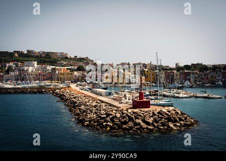 Marina Grande ist der Ankunftshafen auf der Insel Procida im Golf von Neapel. Stockfoto