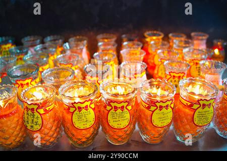 George Town, Penang, Malaysia, 29. April 2019 - Gebetskerzen aus Glas, Teelichter und Votivgaben im Hauptgebetssaal des Kek Lok Si Tempels Stockfoto