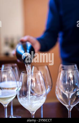 Verschenken Sie Sekt in einem feinen Gourmetrestaurant in italien. Stockfoto