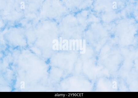 Weiße Wolkenstruktur mit blauem Hintergrund im Hektarmuster Stockfoto