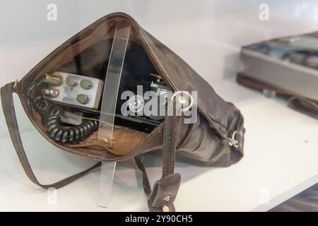 Berlin, Deutschland 1. Juni 2009. Ledertasche mit versteckter Kamera und Mikrofon zum Ausspionieren von Personen, die von der Stasi benutzt werden Stockfoto