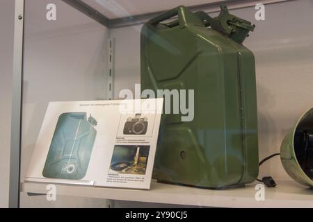 Berlin, Deutschland 1. Juni 2009. jerry Can mit eingebauter Kamera, um Menschen aus der DDR auszuspionieren. Ausgestellt im Stasi-Museum Stockfoto