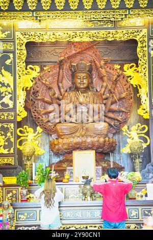 George Town, Penang, Malaysia, 29. April 2019 - die Boddhisatva Kuan Yi, eine Form des Avalokiteshvara Buddha im Kek Lok Si Tempel Stockfoto