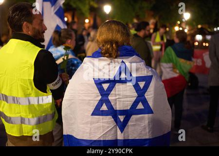 Koblenz, Deutschland. Oktober 2024. Ein Teilnehmer an einer Demonstration gegen Antisemitismus trägt am Jahrestag des Angriffs der Hamas auf Israel eine israelische Flagge. Quelle: Thomas Frey/dpa/Alamy Live News Stockfoto