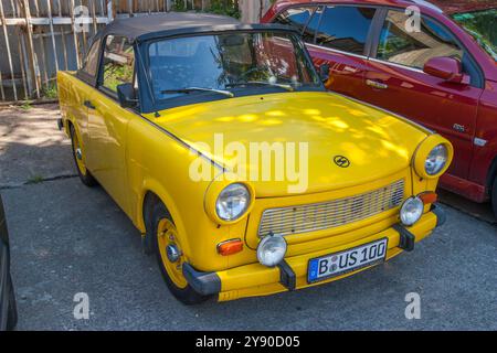 Berlin, Deutschland 2. Juni 2009. Gelbes Cabriolet Trabant Berlin. Trabant ist der Markenname einer Modellreihe des ostdeutschen Automobilwerks VEB S Stockfoto