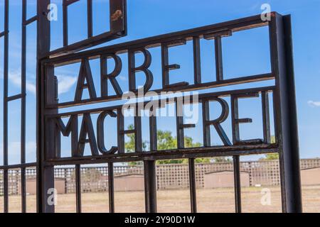 Eiserne Briefe in einem Zaun "arbeit macht frei" vor dem Tor des ehemaligen Konzentrationslagers Sachsenhausen Stockfoto