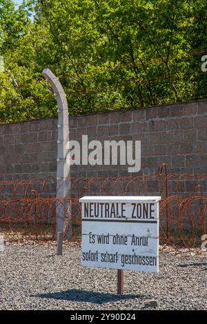 'Neutrale Zone. Sofortige Aufnahme ohne Vorwarnung.“ Schild mit Stacheldrahtzaun im KZ Sachsenhausen in Berlin Stockfoto