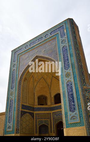 Buchara, Usbekistan - 12. September 2024: POI Kalan, ein islamischer religiöser Komplex rund um das Kalan-Minarett. Hauptportal der Kalyan Moschee Stockfoto