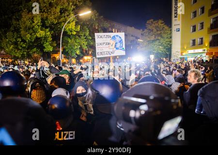 Berlin, Deutschland. Oktober 2024. Teilnehmer einer pro-palästinensischen Kundgebung unter dem Motto "Solidarität mit Palästina" treffen sich am Jahrestag des Hamas-Angriffs auf Israel in Südstern in Berlin-Kreuzberg. Quelle: Christoph Soeder/dpa/Alamy Live News Stockfoto