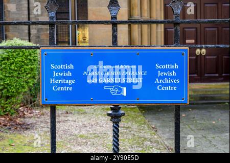 Wegweiser zu den Scottish Jewish Heritage and Archives Centres in Garnethill Synagogue, Hill Street, Glasgow, Schottland, Großbritannien, Europa Stockfoto