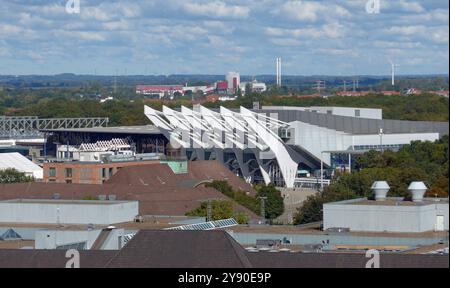 Blick vom Hochhaus des Bremer Wohnungsunternehmen Gewoba auf die Stadthalle ÖVB-Arena und links daneben das Congress Centrum Bremen, aufgenommen bei einer Stadtführung des Vereins StattReisen Bremen Motto: Über den Dächern von Bremen. Im Hintergrund die Müllverbrennungsanlage MVA. *** Blick vom Hochhaus der Bremer Wohnungsbaugesellschaft Gewoba auf das Rathaus ÖVB Arena und das Congress Centrum Bremen links, aufgenommen bei einer Stadtbesichtigung des Vereins StattReisen Bremen über die Dächer Bremens im Hintergrund die Müllverbrennungsanlage MVA Stockfoto