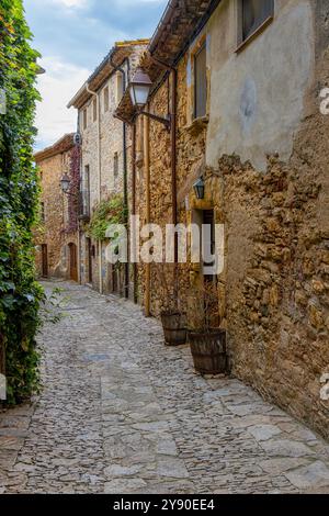 Schöne alte gepflasterte Straße in einem kleinen katalanischen Dorf namens Peratallada. Spanien Stockfoto