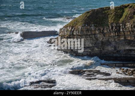 Mächtige Wellen schlagen gegen die geschichteten Felsformationen der Küste von Mullaghmore in Kilkilloge, County Sligo, Irland Stockfoto