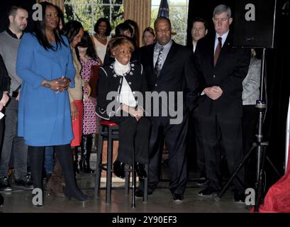 NEW YORK, NY - FEBRUAR 07: Madame Tussauds enthüllt vier Wachsfiguren von Whitney Houston, dies war das erste Mal, dass vier Figuren derselben Person gleichzeitig veröffentlicht wurden -- am 7. Februar 2013 in New York City People: Cissy Houston Credit: Storms Media Group/Alamy Live News Stockfoto