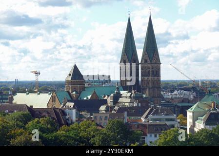 Blick vom Hochhaus des Bremer Wohnungsunternehmen Gewoba auf die Bremer Altstadt, aufgenommen bei einer Stadtführung des Vereins StattReisen Bremen Motto: Über den Dächern von Bremen. In der Mitte: Der evangelische St.-Petri-Dom. *** Blick auf die Bremenner Altstadt vom Hochhaus der Bremer Wohnungsbaugesellschaft Gewoba, aufgenommen während einer Stadtbesichtigung organisiert vom Vereinsmotto StattReisen Bremen über die Dächer Bremens in der Mitte, dem evangelischen St. Petri Dom Stockfoto