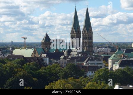 Blick vom Hochhaus des Bremer Wohnungsunternehmen Gewoba auf den evangelischen St.-Petri-Dom und die Bremer Altstadt, aufgenommen bei einer Stadtführung des Vereins StattReisen Bremen Motto: Über den Dächern von Bremen. *** Blick vom Hochhaus der Bremer Wohnungsgesellschaft Gewoba auf den evangelischen Petersdom und die Bremenner Altstadt, aufgenommen bei einer Stadtführung durch das Vereinsmotto StattReisen Bremen über die Dächer Bremens Stockfoto