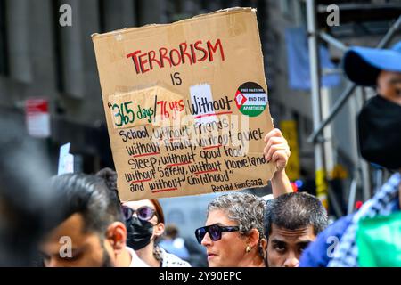 New York, USA. Oktober 2024. Pro-palästinensische Demonstranten protestieren gegen Israel neben der Wall Street am ersten Jahrestag des Terroranschlags der Hamas, bei dem über 1200 Israelis getötet, etwa 250 entführt und eine starke israelische Vergeltungsaktion ausgelöst wurde, bei der bereits mehr als 41,000 Menschen in Gaza getötet wurden und die sich im Libanon ausbreitet. Quelle: Enrique Shore/Alamy Live News Stockfoto