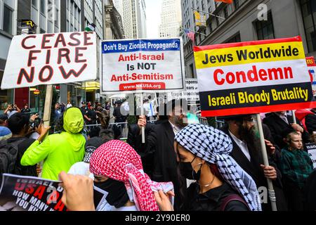 New York, USA. Oktober 2024. Orthodoxe Juden beteiligen sich an einer propalästinensischen Demonstration gegen Israel neben der Wall Street am ersten Jahrestag des Terroranschlags der Hamas, bei dem über 1200 Israelis getötet, etwa 250 entführt und eine starke israelische Vergeltungsaktion ausgelöst wurde, bei der bereits mehr als 41,000 Menschen in Gaza getötet wurden und der sich im Libanon ausbreitet. Quelle: Enrique Shore/Alamy Live News Stockfoto