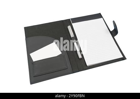 Horizontale Aufnahme eines Junior Legal Pad mit leerem Pad, Visitenkarte und Tintenstift. Abgewinkelt auf weißem Hintergrund. Stockfoto