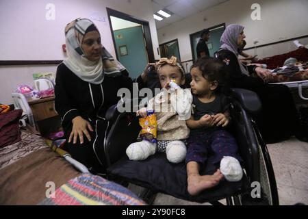 (241007) -- GAZA, 7. Oktober 2024 (Xinhua) -- palästinensische Kinderamputierte werden am 5. Oktober 2024 im Al-Aqsa Märtyrerkrankenhaus in der Stadt Deir al-Balah im Zentrum des Gazastreifens gesehen. Seit dem Ausbruch des Konflikts zwischen Israel und der Hamas in Gaza am 7. Oktober 2023 wurden nach Angaben der Gesundheitsbehörden im Gazastreifen über 41.800 Palästinenser getötet und mehr als 96.900 verletzt, von denen ein erheblicher Teil Kinder und Frauen waren. Die Weltgesundheitsorganisation schätzt Mitte September, dass mindestens 22.500 dieser Verletzungen „lebensverändernd“ sind, was eine langfristige Rehabisierung erfordert Stockfoto