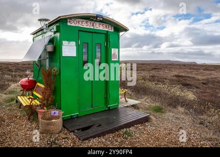 Egilsstadir, Island, 20.05.22. Coke Sjalfsali, solarbetriebener Verkaufsautomat auf der Straße 94 von Egilsstadir in Ost-Island. Stockfoto