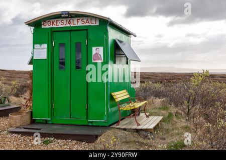 Egilsstadir, Island, 20.05.22. Coke Sjálfsali, solarbetriebener Verkaufsautomat auf der Straße 94 von Egilsstadir in Ost-Island. Stockfoto