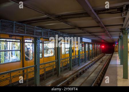 Boedapest, Ungarn 13. september 2008. Budapester U-Bahn-Station und Schienen, auf der anderen Seite eine gelbe U-Bahn. Stockfoto