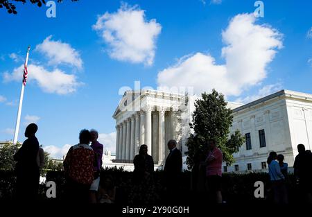 Washington, Usa. Januar 2021. Am 7. Oktober 2024 werden die Menschen durch den Supreme Court of the United States in Washington, D.C. reisen. Foto: Leigh Vogel/UPI Credit: UPI/Alamy Live News Stockfoto