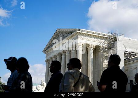 Washington, Usa. Januar 2021. Am 7. Oktober 2024 werden die Menschen durch den Supreme Court of the United States in Washington, D.C. reisen. Foto: Leigh Vogel/UPI Credit: UPI/Alamy Live News Stockfoto