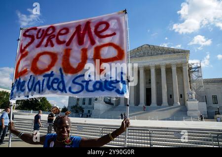 Washington, Usa. Januar 2021. Eine Frau hält am 7. Oktober 2024 ein Schild vor dem Obersten Gerichtshof der Vereinigten Staaten in Washington, DC. Foto: Leigh Vogel/UPI Credit: UPI/Alamy Live News Stockfoto