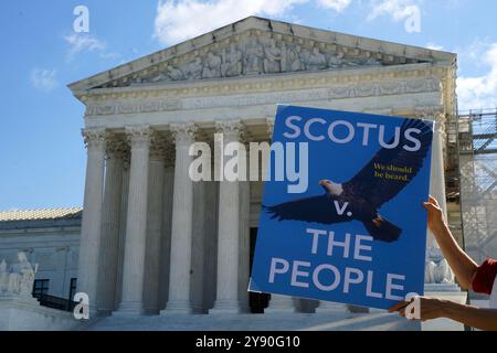 Washington, Usa. Januar 2021. Eine Frau hält am 7. Oktober 2024 ein Schild vor dem Obersten Gerichtshof der Vereinigten Staaten in Washington, DC. Foto: Leigh Vogel/UPI Credit: UPI/Alamy Live News Stockfoto