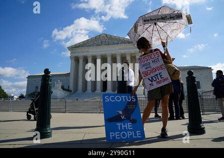 Washington, Usa. Januar 2021. Eine Frau hält am 7. Oktober 2024 Schilder vor dem Obersten Gerichtshof der Vereinigten Staaten in Washington, DC. Foto: Leigh Vogel/UPI Credit: UPI/Alamy Live News Stockfoto