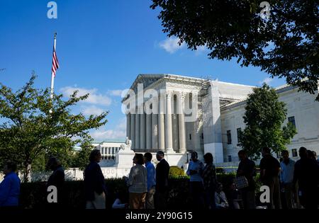 Washington, Usa. Januar 2021. Am 7. Oktober 2024 werden die Menschen durch den Supreme Court of the United States in Washington, D.C. reisen. Foto: Leigh Vogel/UPI Credit: UPI/Alamy Live News Stockfoto
