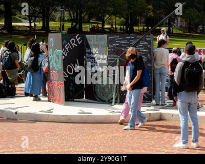 College Park, Maryland, USA. Oktober 2024. Nachdem Präsident Pines der University of Maryland alle Veranstaltungen abgesagt hatte, die für den 7. Oktober geplant waren, wurde vom UMD-SJP eine Bundesklage erhoben und ein Richter am US-Bezirksgericht urteilte, dass die Ereignisse aus Gründen des First Amendment zugelassen werden mussten. Hier ist ein solches Ereignis zu sehen, eine Demonstration der UMD-Studenten für Gerechtigkeit in Palästina, die in der Nähe der Sonnenuhr auf dem Campus stattfindet. Quelle: ZUMA Press, Inc./Alamy Live News Stockfoto