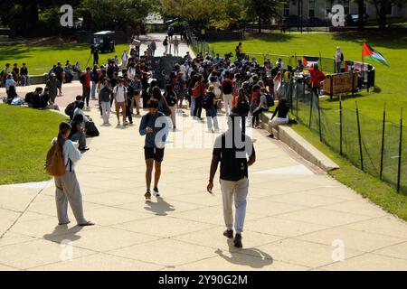 College Park, Maryland, USA. Oktober 2024. Nachdem Präsident Pines der University of Maryland alle Veranstaltungen abgesagt hatte, die für den 7. Oktober geplant waren, wurde vom UMD-SJP eine Bundesklage erhoben und ein Richter am US-Bezirksgericht urteilte, dass die Ereignisse aus Gründen des First Amendment zugelassen werden mussten. Hier ist ein solches Ereignis zu sehen, eine Demonstration der UMD-Studenten für Gerechtigkeit in Palästina, die in der Nähe der Sonnenuhr auf dem Campus stattfindet. Quelle: ZUMA Press, Inc./Alamy Live News Stockfoto