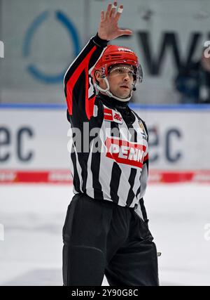 Augsburg, Deutschland. Oktober 2024. Hauptschiedsrichter Sean MacFarlane. Deutschland, Augsburger Panther gegen Grizzlys Wolfsburg, Eishockey, DEL, 7. Spieltag, Saison 2024/2025, 06.10.2024. Foto: Eibner-Pressefoto/Heike feiner Credit: dpa/Alamy Live News Stockfoto