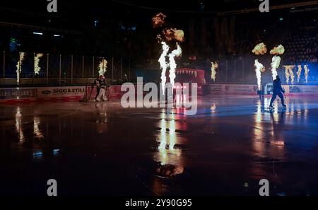 Augsburg, Deutschland. Oktober 2024. Einlaufshow. Deutschland, Augsburger Panther gegen Grizzlys Wolfsburg, Eishockey, DEL, 7. Spieltag, Saison 2024/2025, 06.10.2024. Foto: Eibner-Pressefoto/Heike feiner Credit: dpa/Alamy Live News Stockfoto