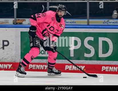 Augsburg, Deutschland. Oktober 2024. Julian Melchiori (Grizzlys Wolfsburg, #44). Deutschland, Augsburger Panther gegen Grizzlys Wolfsburg, Eishockey, DEL, 7. Spieltag, Saison 2024/2025, 06.10.2024. Foto: Eibner-Pressefoto/Heike feiner Credit: dpa/Alamy Live News Stockfoto