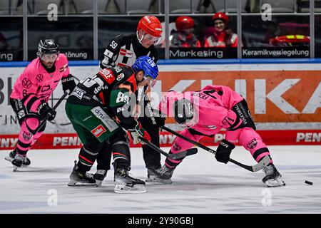 Augsburg, Deutschland. Oktober 2024. Linesperson Jonas Reinold fuehrt ein Bully aus zwischen Mark Zengerle (Augsburger Panther, #89) und Justin Feser (Grizzlys Wolfsburg, #71). Deutschland, Augsburger Panther gegen Grizzlys Wolfsburg, Eishockey, DEL, 7. Spieltag, Saison 2024/2025, 06.10.2024. Foto: Eibner-Pressefoto/Heike feiner Credit: dpa/Alamy Live News Stockfoto